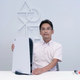 La PlayStation 5 (modelo con unidad óptica para juegos en formato físico) junto al responsable de diseño mecánico de la consola, Yasuhiro Ootori.